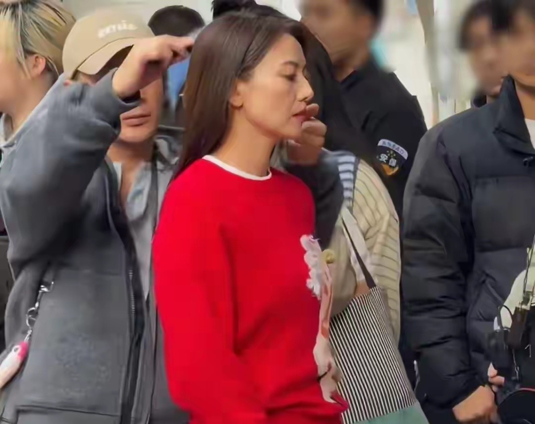 46岁高圆圆原相机生图曝光！面部松弛法令纹明显，却意外获得夸赞