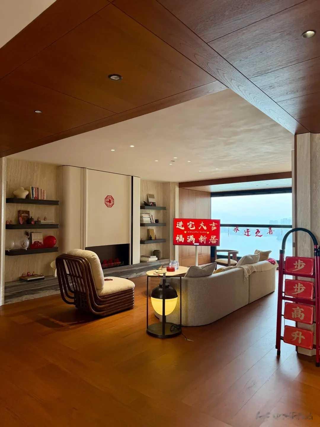 杨采钰新年全家福，婆婆首出镜面相有点凶，张向荣搂她肩膀很护妻