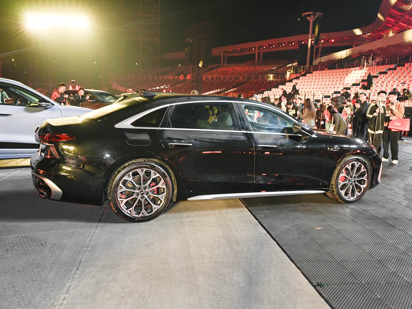 全新国产奥迪A6L亮相，全新动感外观，尺寸增加明显，提供V6动力