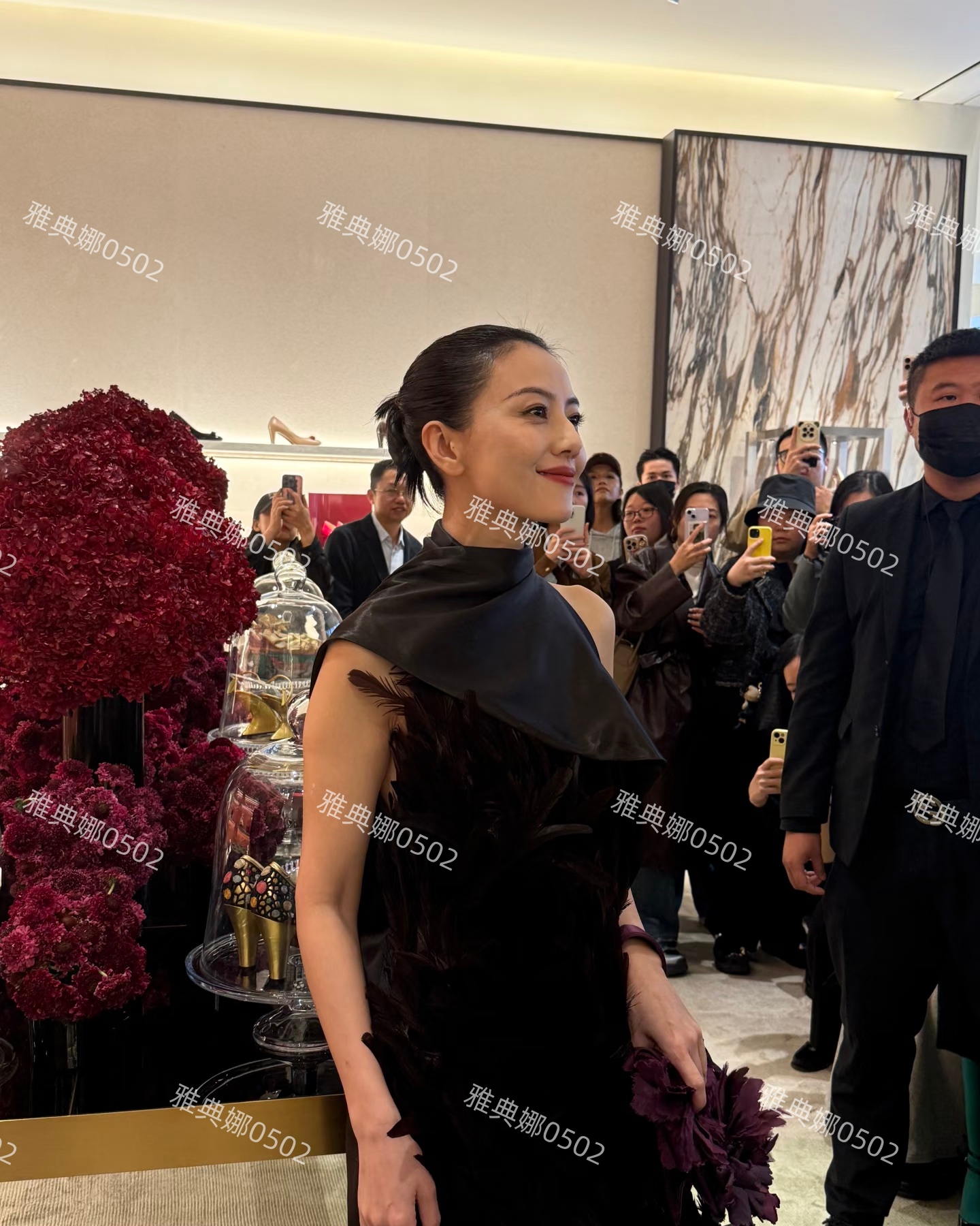 柔美的高圆圆罕见以一身黑紫色羽毛裙冷艳亮相,美貌权威气场强大