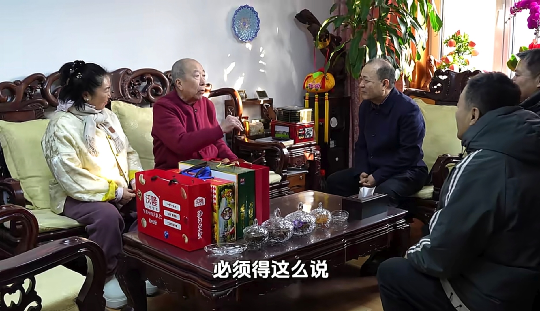 老戏骨雷恪生北京胡同被偶遇,89岁精神十足,老伴很贤惠贴身照顾