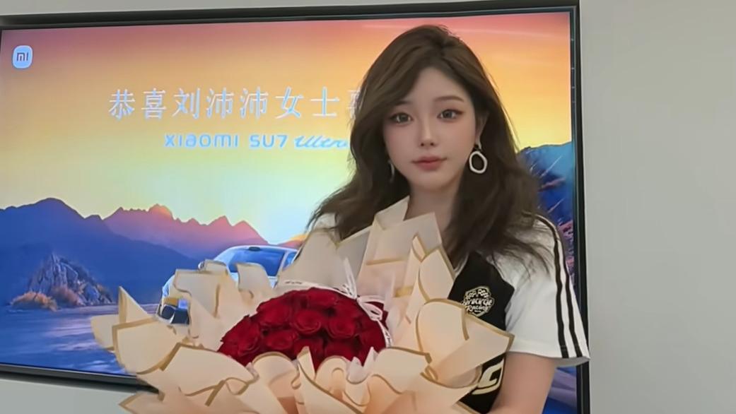 刘飞儿喜提新座驾，调戏人工智能反被戏耍，网友：真要当地陪了？