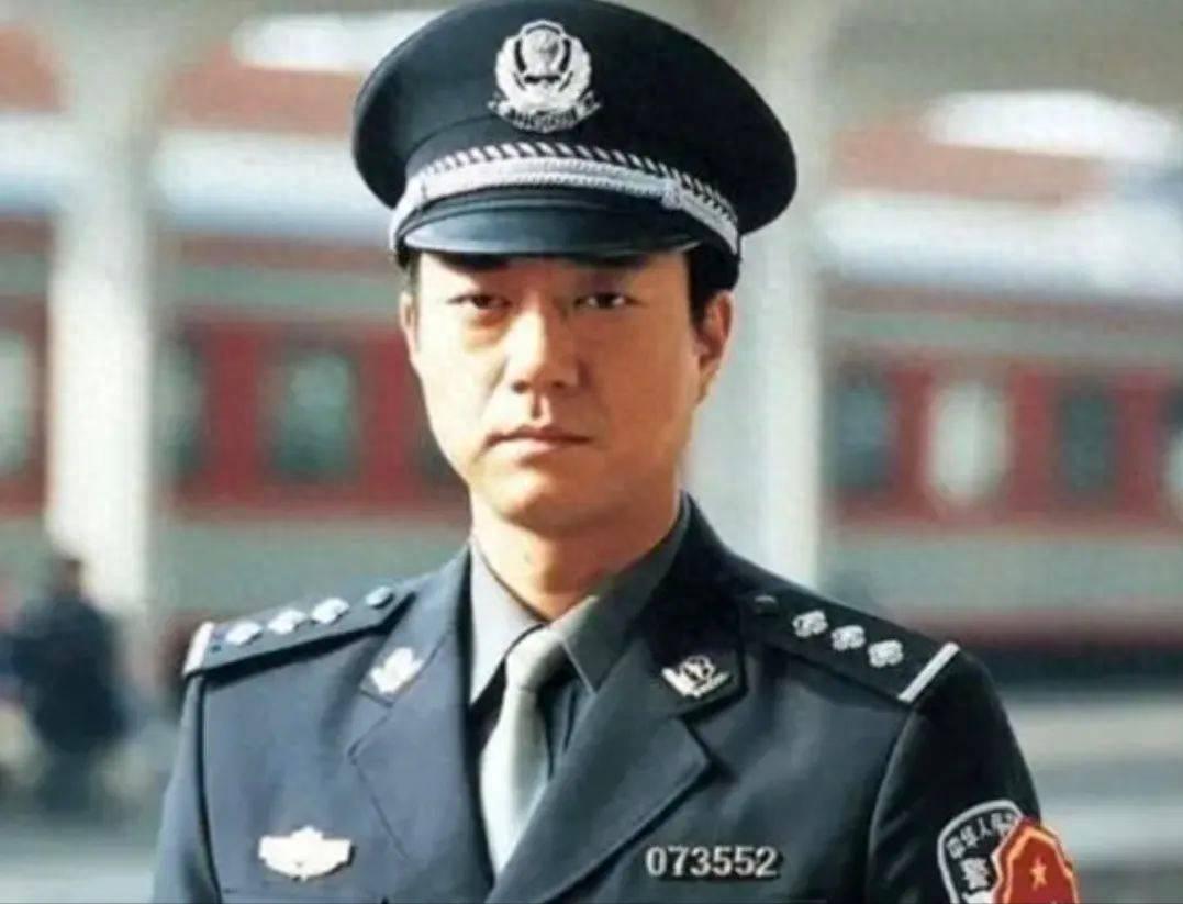 演了一辈子警察，穷得靠老朋友刘丹接济，45岁被嫂子“逼婚”