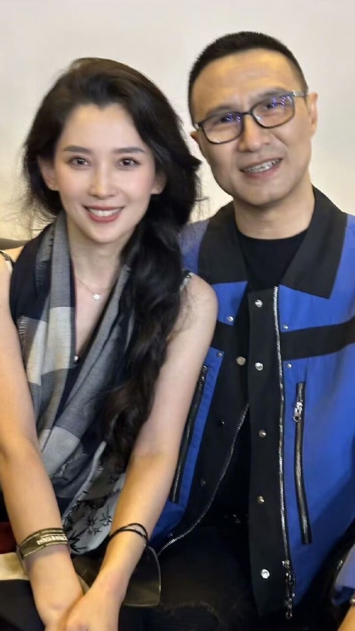 汪峰全家热恋中!女儿晒男友照、亲妈官宣姐弟恋,老爸牵着森林北