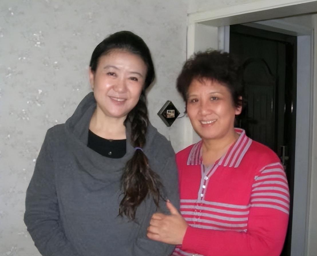 成央视红人后，她和工人离婚再嫁香港富豪，如今定居美国安享晚年