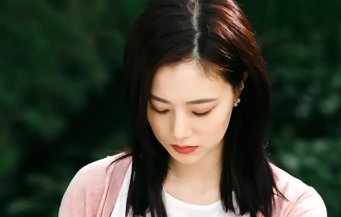 她是韩国真正的韩国“氧气美女” 长相温润漂亮，出道18年零绯闻