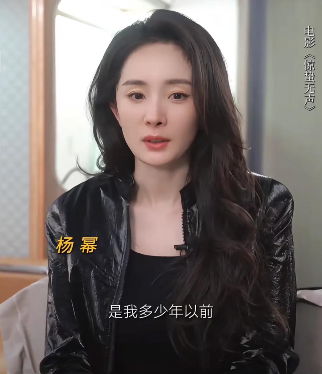 44岁陈婷陪张艺谋跑路演,她气质出众,张艺谋老了,她还很俏!