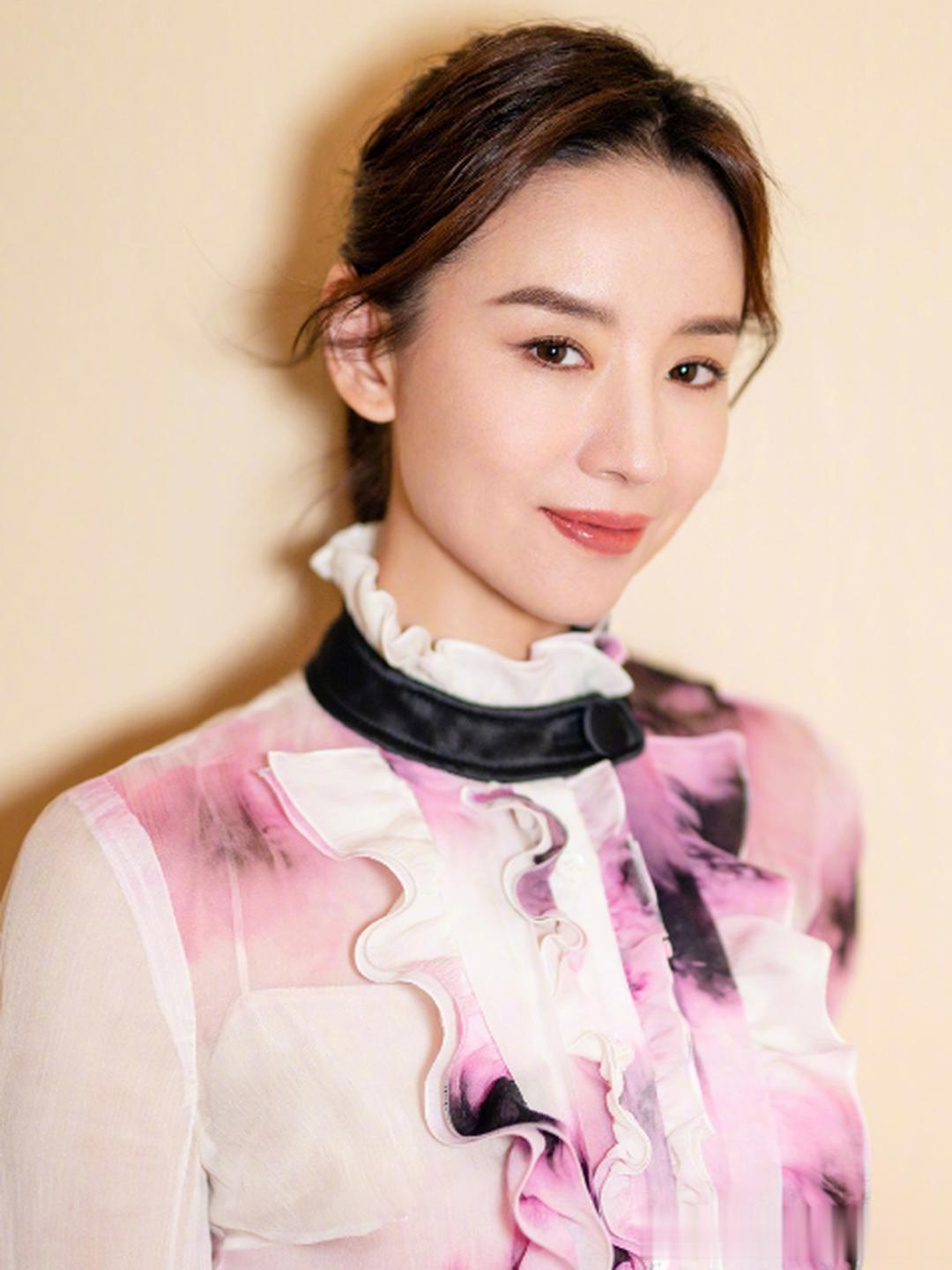 董洁，文静聪慧，气质清冷，我见犹怜！