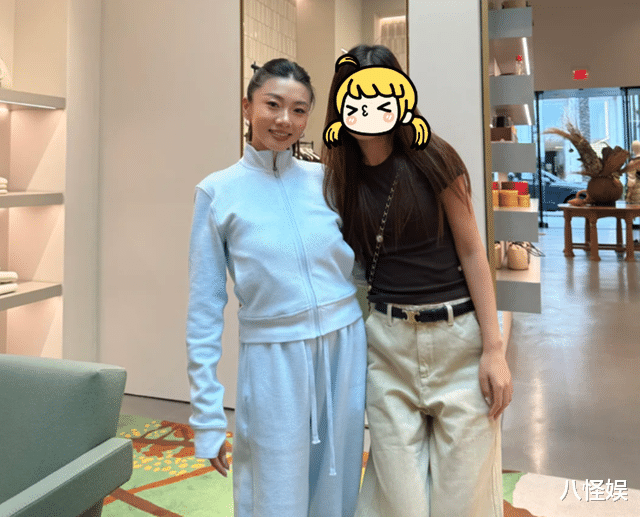 程晓玥美国逛街被偶遇，个子不高肤色还黑，真人看着很普通