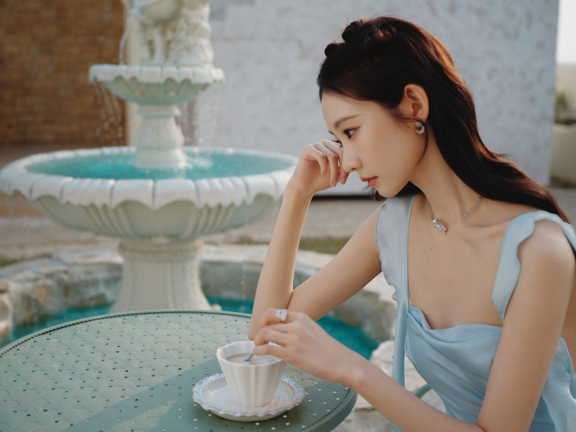 张艺凡蓝色裙摆划出弧度,一切的轻盈柔软都变得慵懒温柔