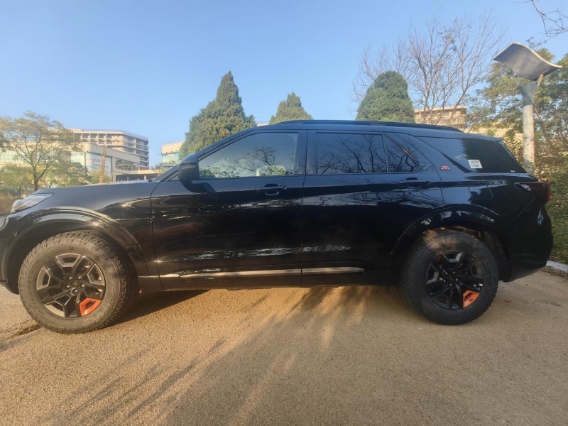 探险者底盘厚重扎实，感觉比Q6要好