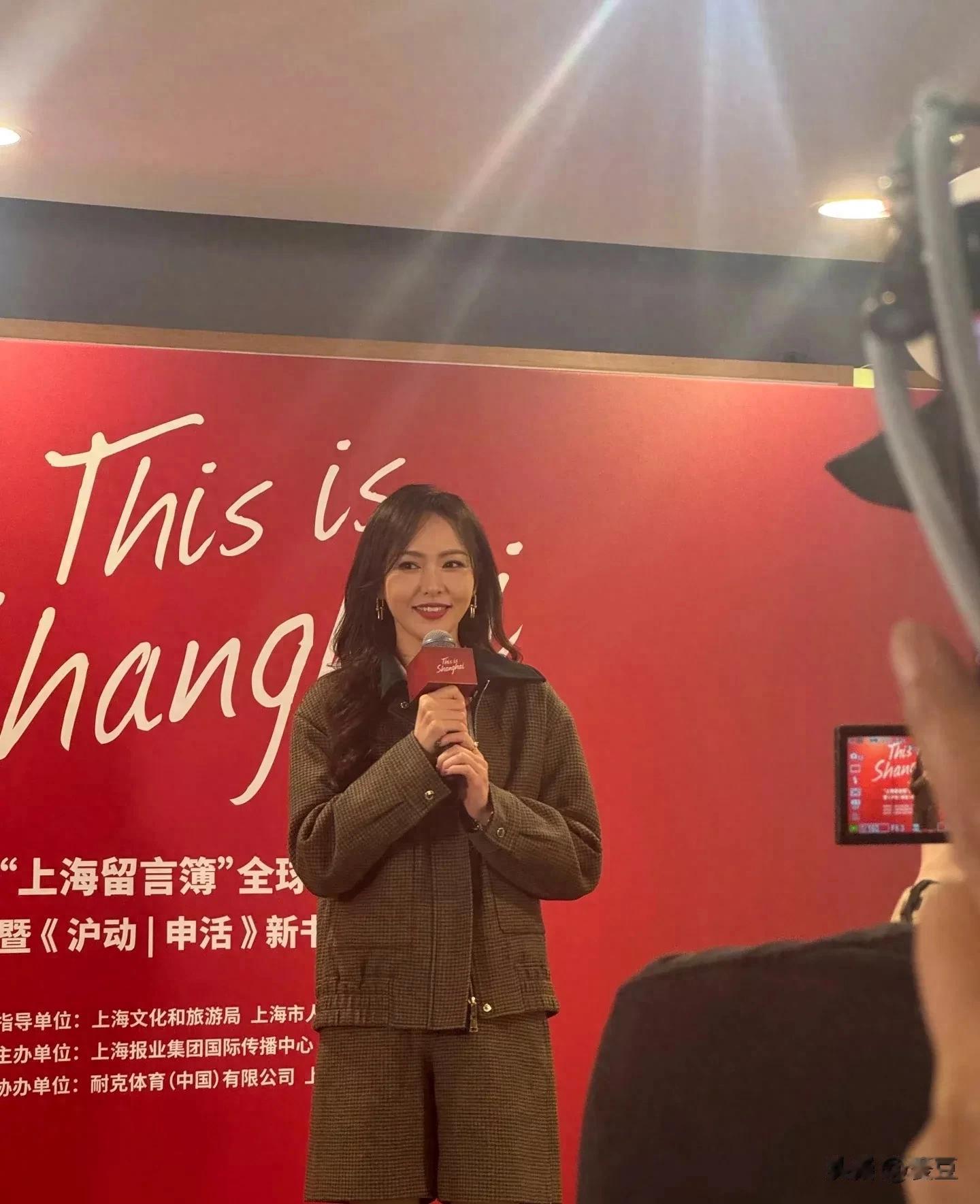 唐嫣出席上海书城活动,打扮低调又随和,43岁状态依旧少女感十足