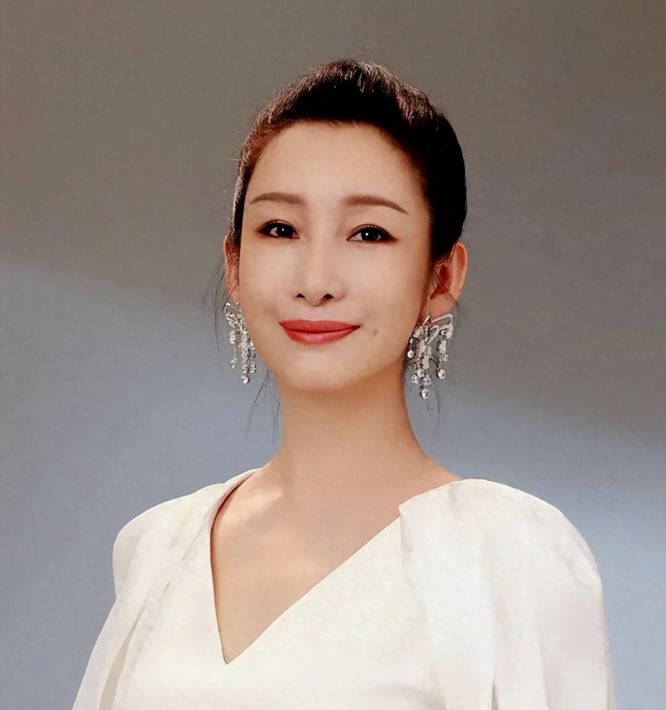 “最丑影后”秦海璐，与二婚丈夫生下巨婴症儿子，如今过的怎样？