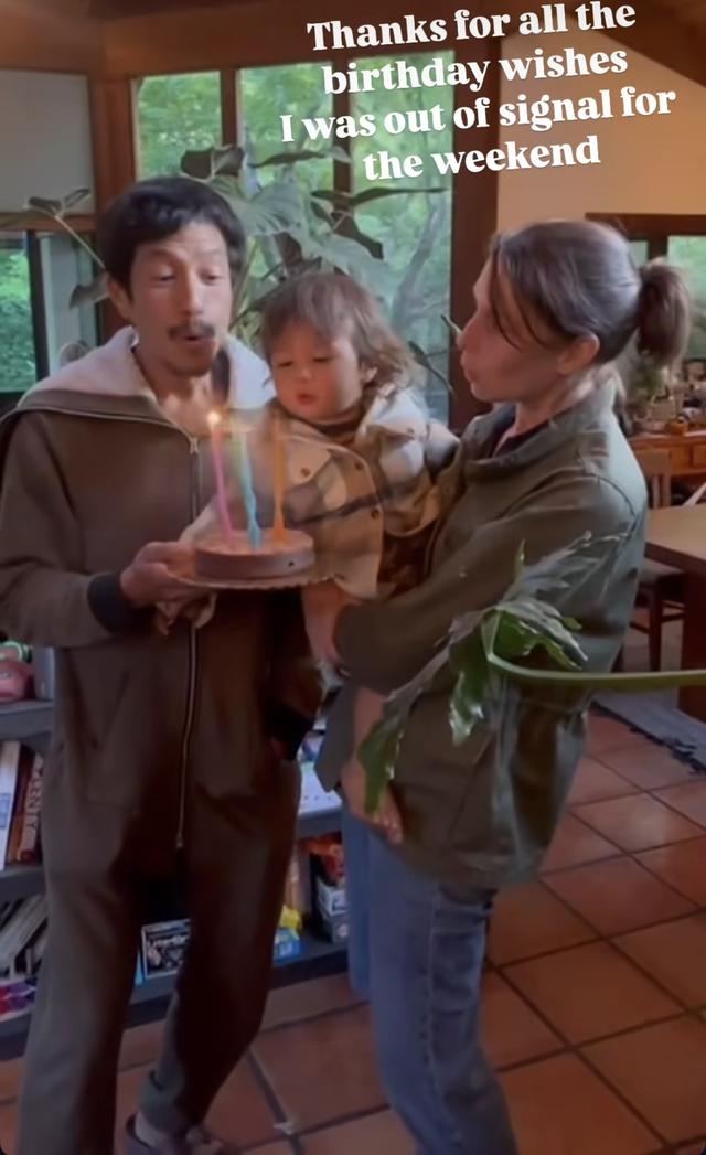 郑佩佩儿子庆祝40岁生日，患癌妻子抱娃出镜，两岁混血儿子像妈妈