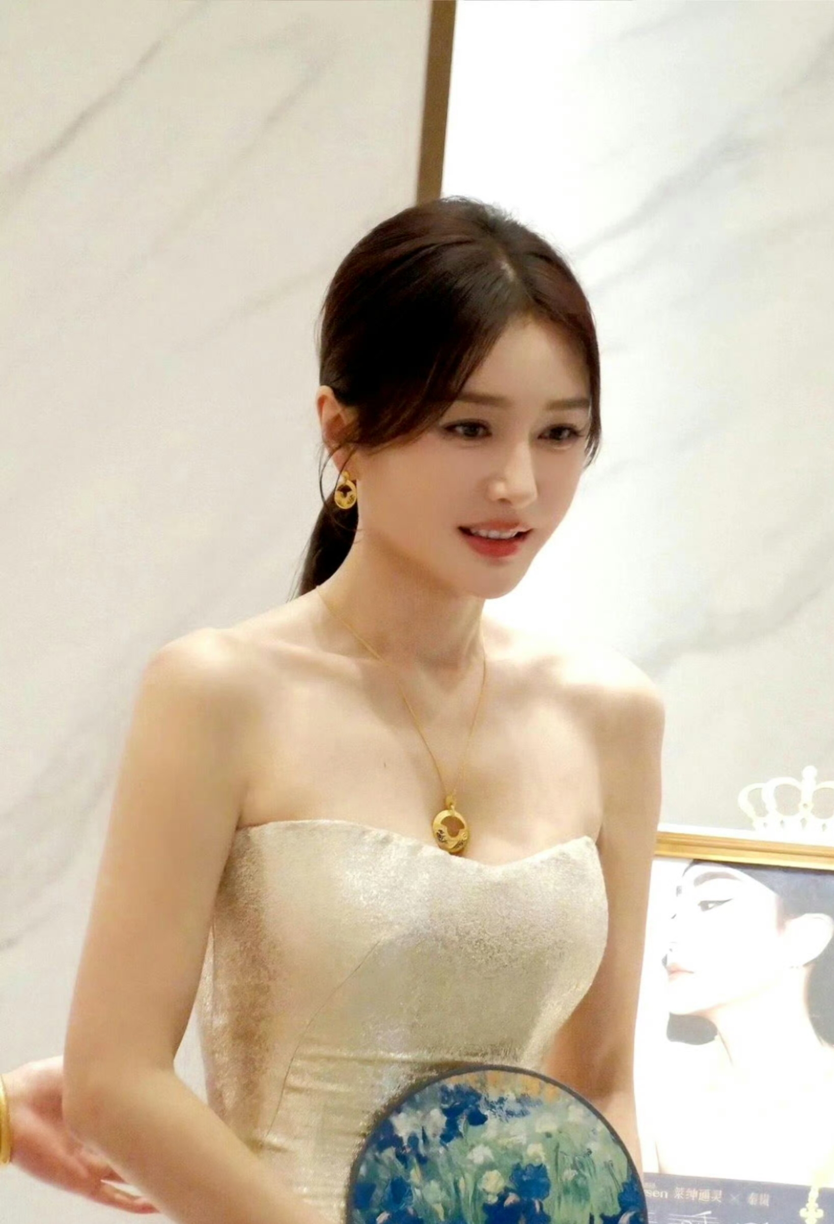 秦岚美的好优雅,一脸大家闺秀的样子 ???