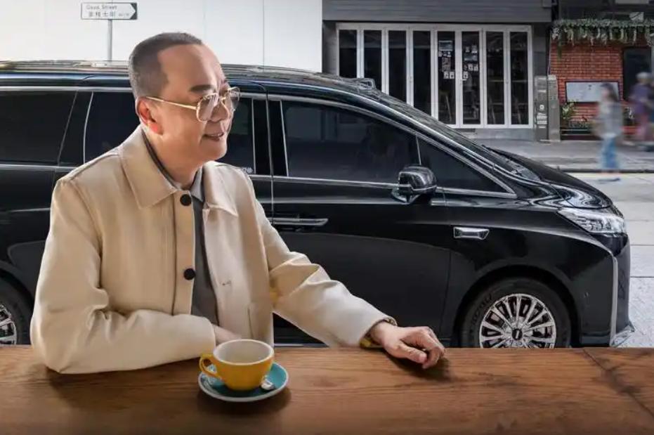 钱再多有什么用?64岁欧阳震华的现状,给所有中老年人提了个醒