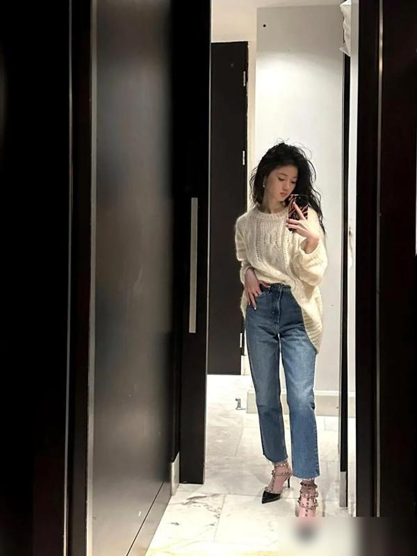 23岁单依纯晒出家居照，一人生活，打扮随意，专注音乐，魅力无限