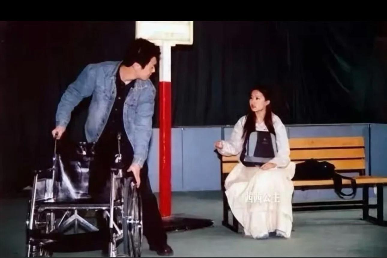 刘亦菲朱亚文大学合照曝光！2003年北电旧照颜值太能打网友炸锅了