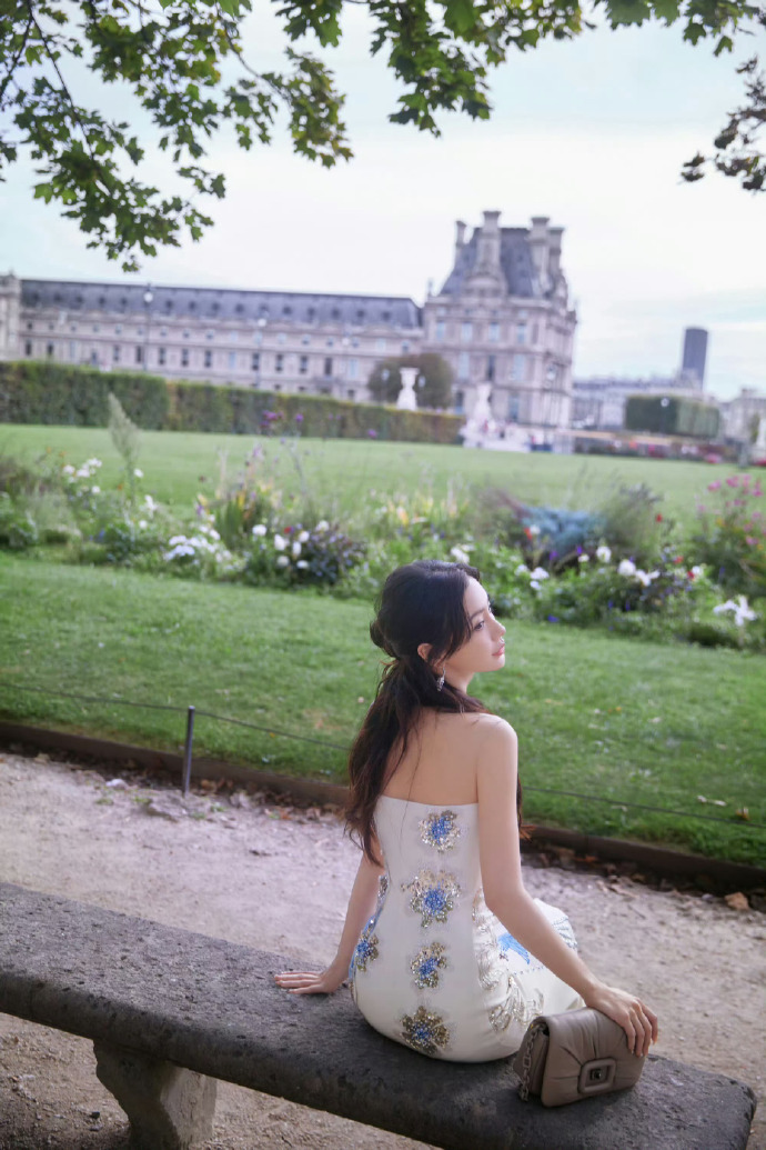 杨颖穿包脊裙好圆润。