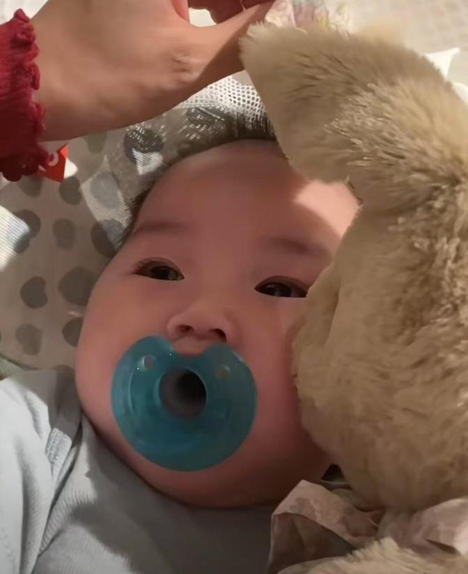 刘和刚小10岁娇妻生三胎了？晒与婴儿互动视频引热议，本人回应了