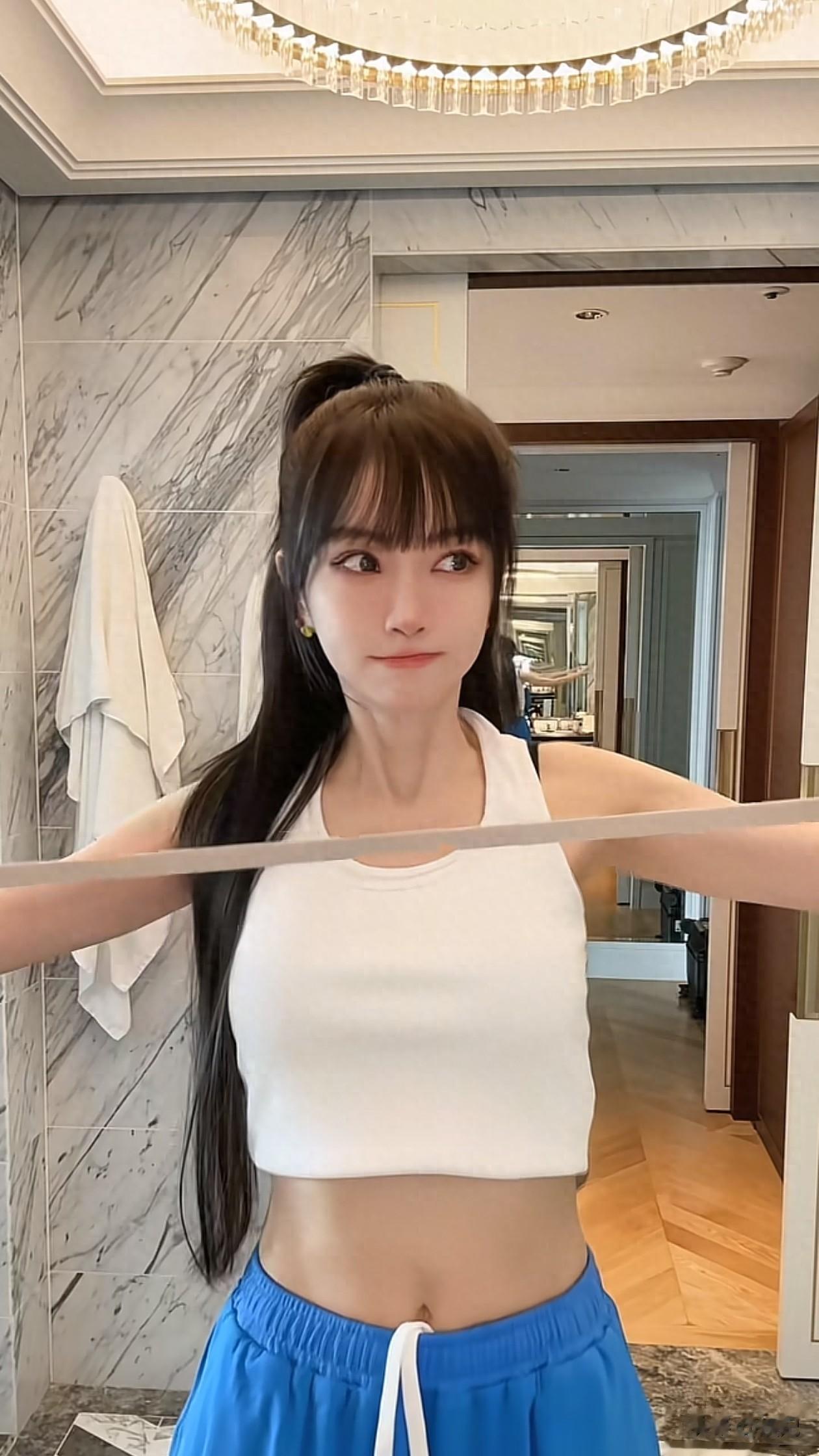 50岁谢金燕最新穿搭:露脐背心+蓝裤子,尽显细腰,头发又长又多