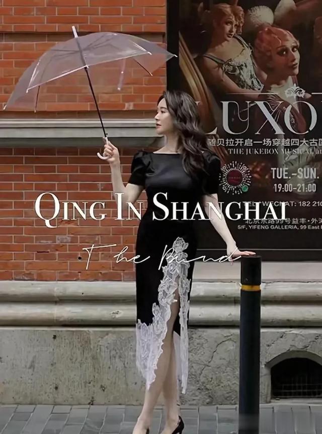 48岁左小青美出新高度!大波浪+蕾丝花边裙,高级时尚,显大长腿