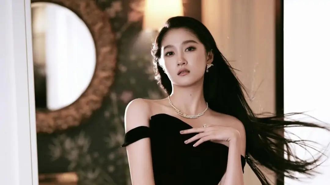 关晓彤“黑天鹅”惊艳全场，重塑内娱审美新高度
