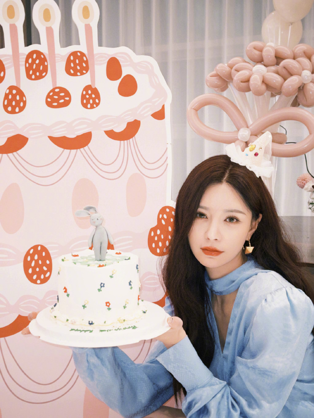 贴脸大秀恩爱！杜海涛为36岁沈梦辰甜蜜庆生：歌手女主持生日快乐