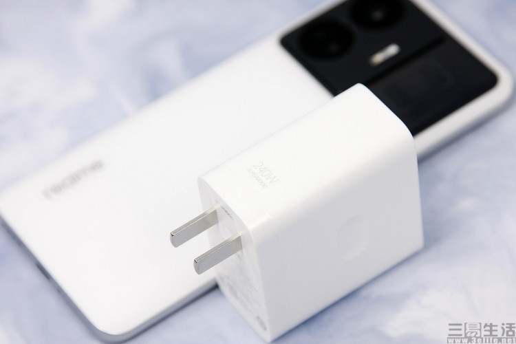 從大電池到內置空調，真我再次自證“與眾不同”