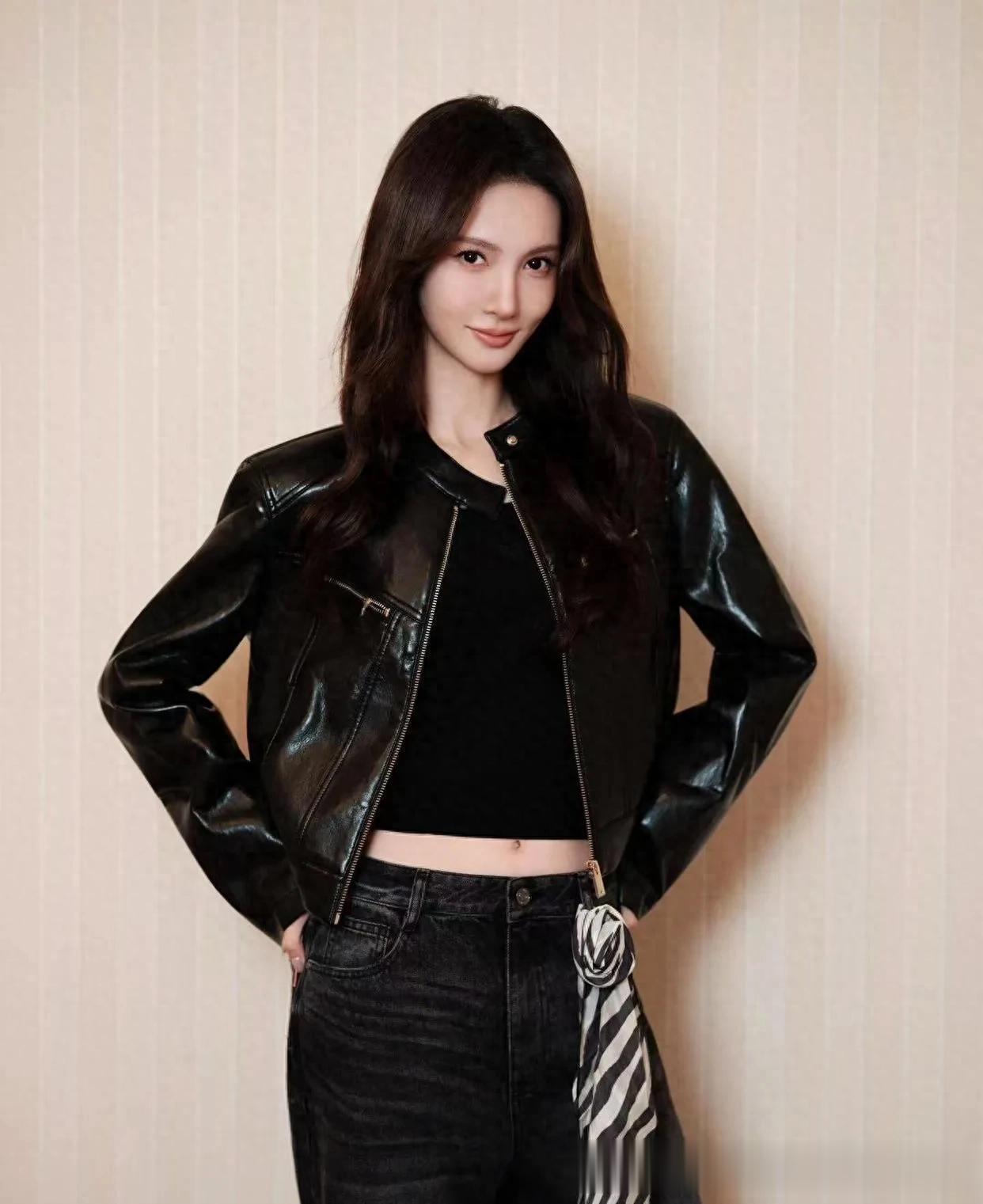 金晨换风格后气质大变!黑色皮外套+背心+牛仔裤,时髦又酷飒!
