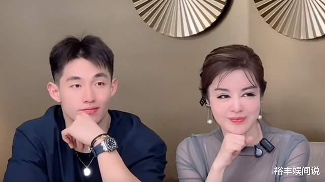 54岁于文红携儿子和24岁男友现身,对方轻抚其肚子,儿子表情亮了