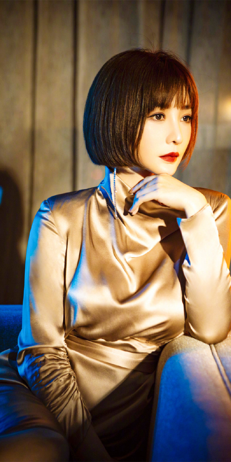 柳岩：她最近在忙什么&16种颜色的柳岩