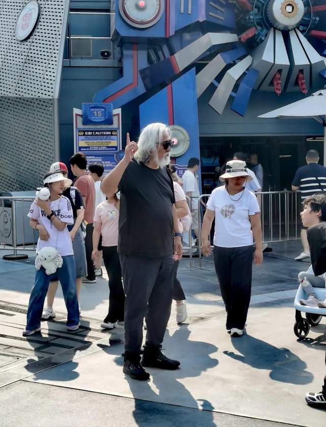 74岁张纪中游乐场训哭娇妻！背娃累瘫烈日下，网友：命硬也顶不住