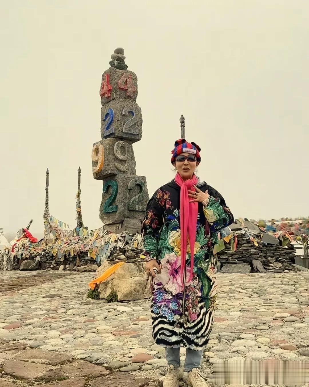 80岁邬倩倩云南旅游，相貌大变皮肤好，60岁被名导抛弃一个人过