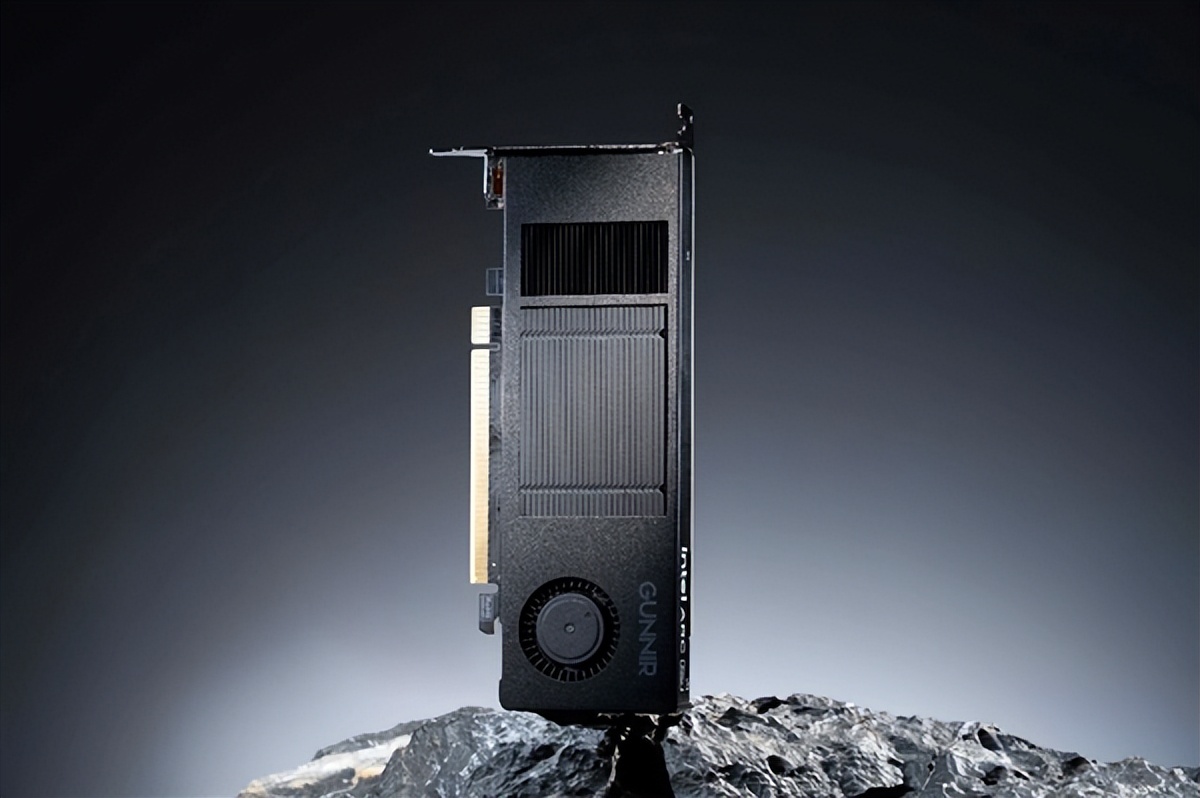 全金屬外殼 帥爆！Intel顯卡也可以如此迷你