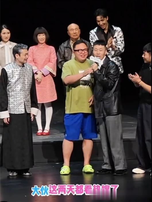德云社话剧天津站完美收官,老秦返场不舍观众,被师哥拎回后台