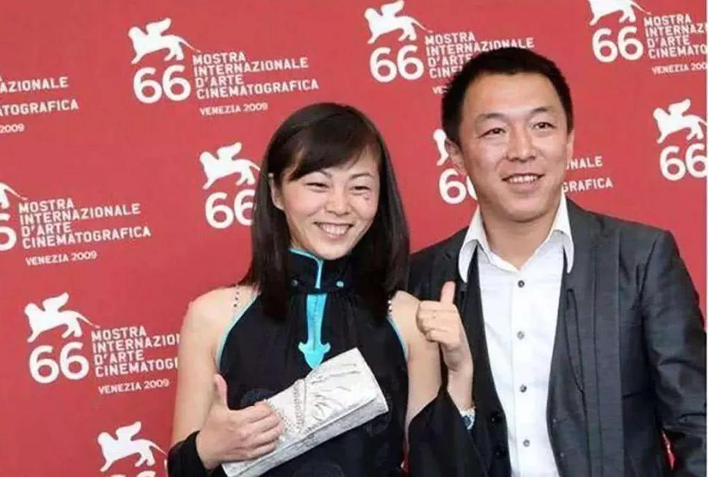 黄渤一家3口在逛街！小欧身材苗条似少女，女儿身高170也是凸嘴巴