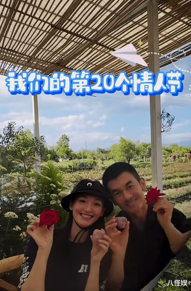 任天野520晒照，妻子露面年轻漂亮，俩人定居大理牵手骑车真幸福