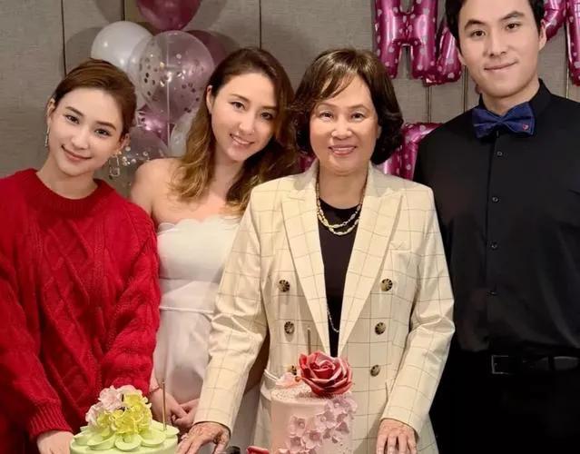 赌王三房儿子何猷启恋情曝光！女友长相甜美，前妻独自抚养俩女儿