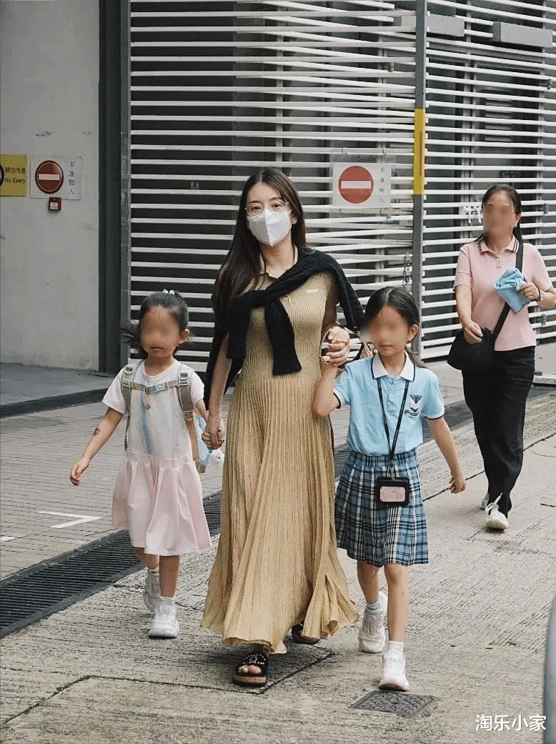 方媛穿3万裙子接女儿放学！方父母全程陪同，肚子圆圆包生儿子？