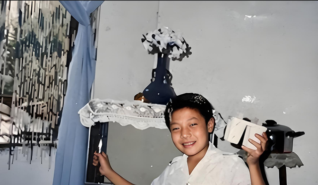 撒贝宁一家现身机场，女儿好漂亮，洋媳妇李白肤白貌美大长腿