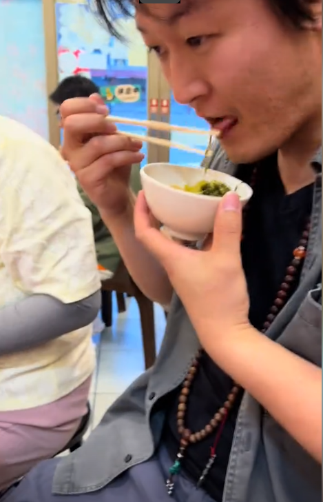 世界真小!李立群和周杰伦竟是拐弯亲戚,73岁大寿请杰伦舅舅吃席