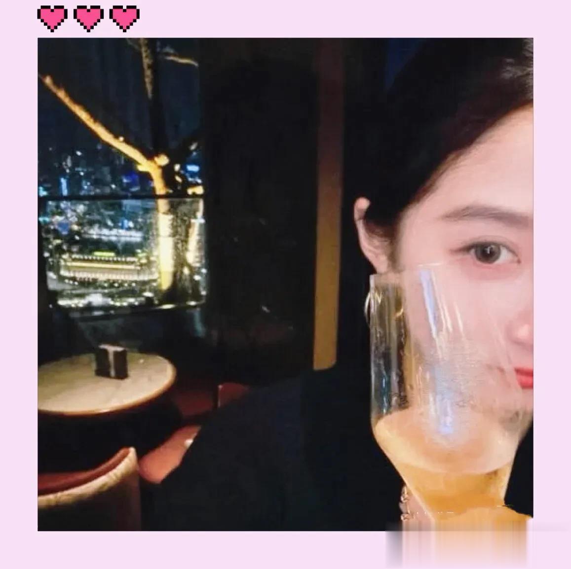 关晓彤晒新加坡度假照，梳着丸子头，戴着大耳环，明星范十足