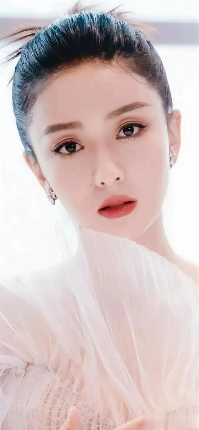 温婉秀雅,端庄大方,气质迷人的佟丽娅,楚楚动人的写真照