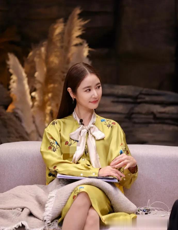 林心如换了中分长直发型气质大变！一袭缎面印花裙，显贵又高级！