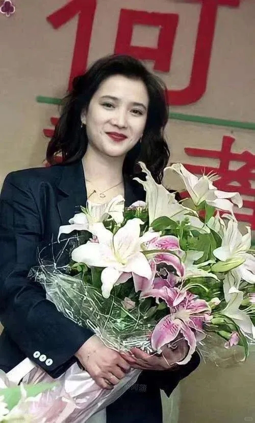 61岁何晴离世！儿子24岁，知情人爆患脑瘤多年，癌症恶化无法手术