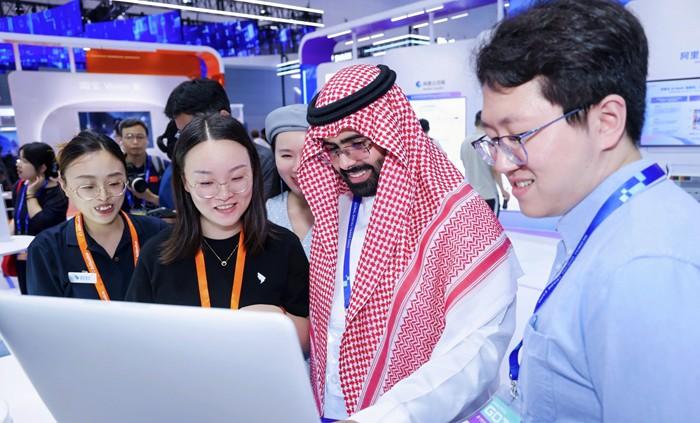 中国AI“黑科技”集结数贸会,AI硬件备受瞩目