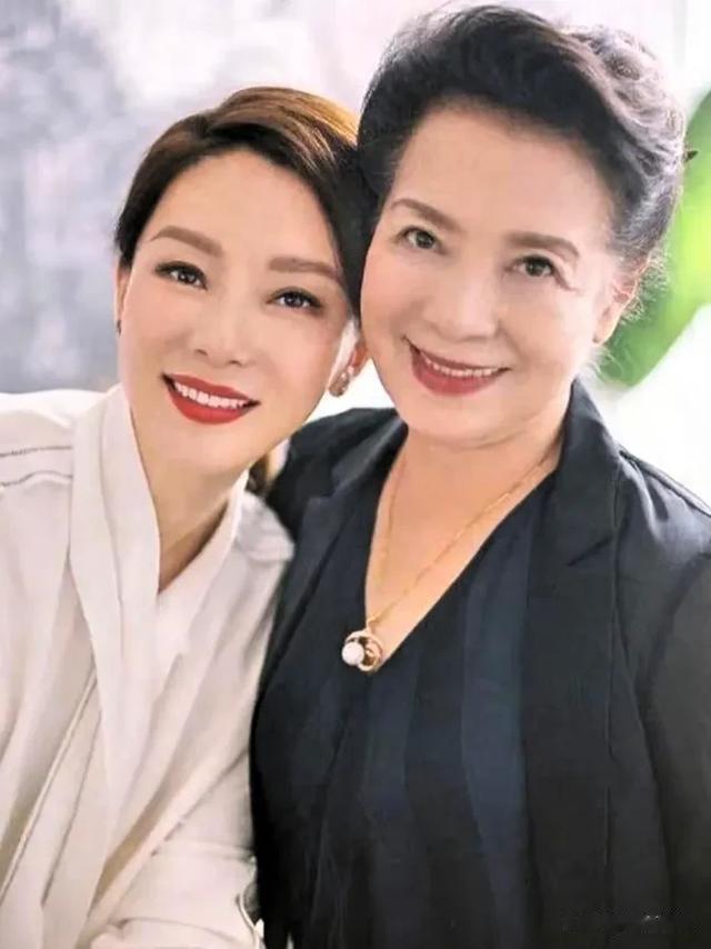 陈数的母亲好漂亮啊,高贵优雅,气质非凡,这颜值真的不输女明星