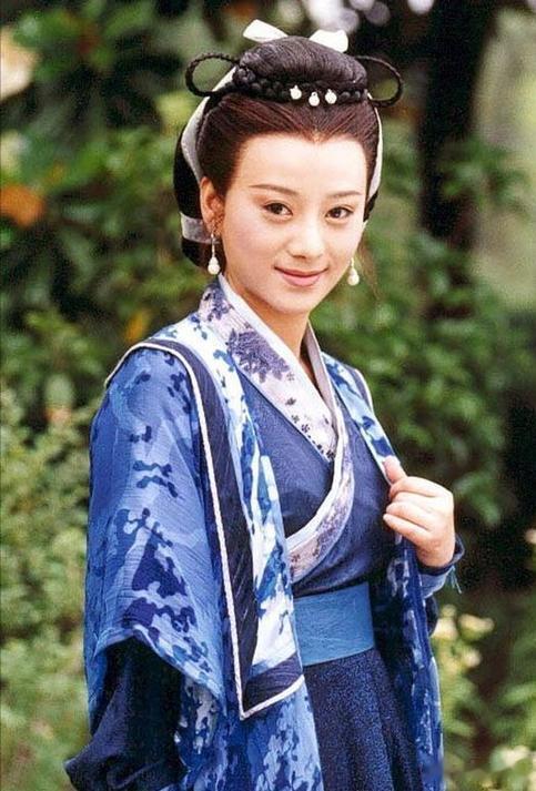 凭演岳灵珊出名，为爱嫁穷小子，婚后车祸面瘫，如今转行当制片人