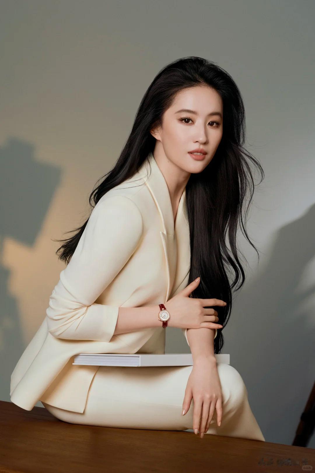 刘亦菲LV购物被偶遇！腰臀丰腴不少变性感，长发及腰气质似大学生